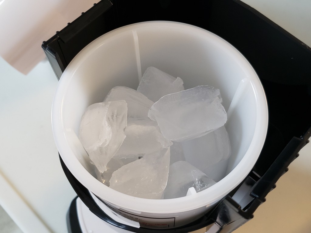製氷機の氷をセット